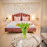 Zafi Lakeview By Sunny Mamaia Apartment